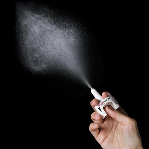 Hand spraying Narcan